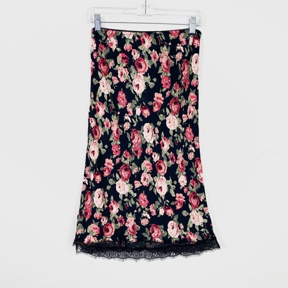 Kimchi Blue Urban Outfitters Black & Pink Floral Lace Trim Skirt - Picture 2 of 6